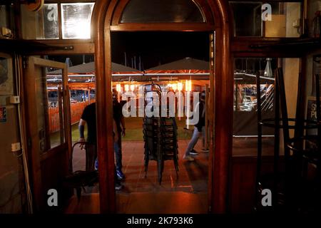 Marseille; 03/14/2020; atmosphère sur le Vieux Port de Marseille suite à l'annonce par le Premier ministre Edouard Philippe de la fermeture à partir de minuit ce soir de tous les lieux recevant le public non essentiel à la vie du pays (restaurants, bars, discothèques, cinémas...) . Banque D'Images