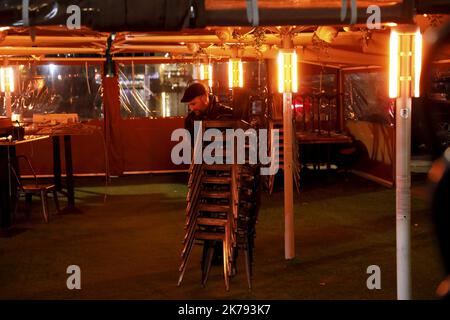 Marseille; 03/14/2020; atmosphère sur le Vieux Port de Marseille suite à l'annonce par le Premier ministre Edouard Philippe de la fermeture à partir de minuit ce soir de tous les lieux recevant le public non essentiel à la vie du pays (restaurants, bars, discothèques, cinémas...) . Banque D'Images