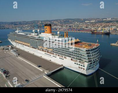 La croisière italienne Costa Luminosa est arrivée dans le port français méditerranéen de Marseille. On soupçonne que le navire transporte des passagers infectés par le coronavirus Banque D'Images