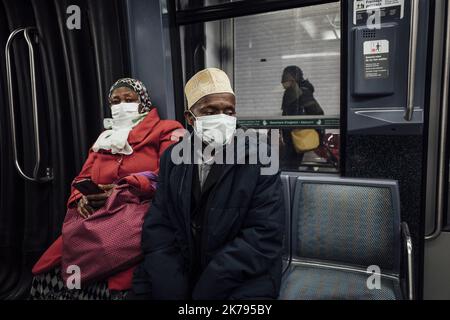 Les passagers portent un masque facial de protection lorsqu'ils prennent le métro à Paris Banque D'Images