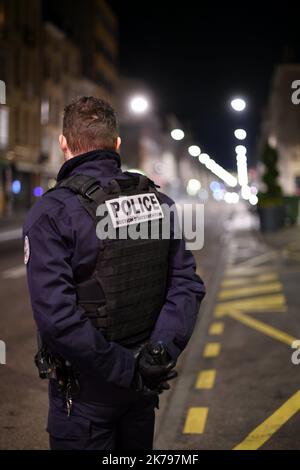 Des policiers et une fourgonnette de police dans les rues de Nancy (est de la France) pour cette première nuit de couvre-feu à Nancy au cours de la onzième journée de confinement national pour lutter contre le coronavirus - pandémie Covid-19 sur le territoire français. Banque D'Images