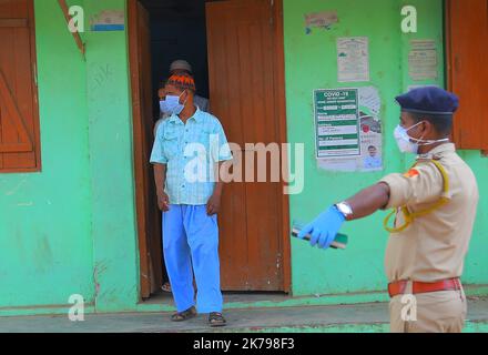 / 01/04/2020 - Inde / Tripura / Agartala - Un groupe de fonctionnaires du gouvernement, de médecins et de personnel de santé sont emmenés à une installation de quarantaine pour prévenir la propagation du coronavirus COVID-19, car ils sont soupçonnés, directement ou indirectement, D'être contaminé après le grand rassemblement à Delhi, s Nizamuddin. Banque D'Images