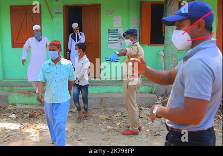 / 01/04/2020 - Inde / Tripura / Agartala - Un groupe de fonctionnaires du gouvernement, de médecins et de personnel de santé sont emmenés à une installation de quarantaine pour prévenir la propagation du coronavirus COVID-19, car ils sont soupçonnés, directement ou indirectement, D'être contaminé après le grand rassemblement à Delhi, s Nizamuddin. Banque D'Images