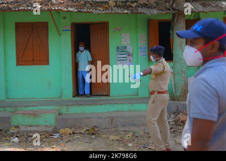 / 01/04/2020 - Inde / Tripura / Agartala - Un groupe de fonctionnaires du gouvernement, de médecins et de personnel de santé sont emmenés à une installation de quarantaine pour prévenir la propagation du coronavirus COVID-19, car ils sont soupçonnés, directement ou indirectement, D'être contaminé après le grand rassemblement à Delhi, s Nizamuddin. Banque D'Images