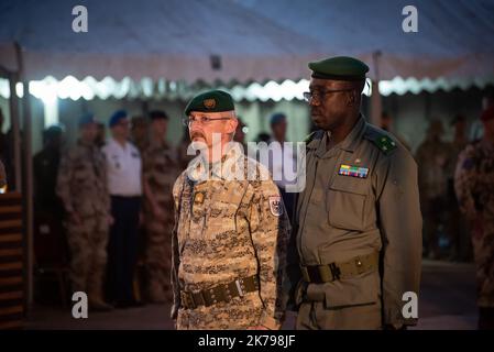 Mali / KoMali / Koulikoro / Bamako - cérémonie de passation de commandement entre le commandant autrichien, le général de brigade Christian Harbersatter et le chef actuel de l'EUTM Mali, le général de brigade Joao Pedro Boga Ribeiro (Portugal). La cérémonie s'est déroulée au QG de l'EUTM à Bamako en présence du Chef d'état-major des armées maliennes, du général Abdoulaye Coulibaly et du chef de la MINUSMA, M. Annadif Mahamat Saleh. Banque D'Images