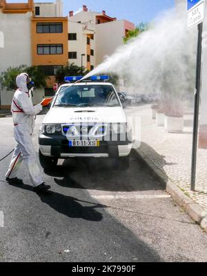 Albufeira, Portugal, 2 avril 2020 - les gens nettoient les rues d'Albufeira. Le Portugal est le pays le moins touché par Covid-19 en Europe Banque D'Images