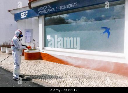 Albufeira, Portugal, 2 avril 2020 - les gens nettoient les rues d'Albufeira. Le Portugal est le pays le moins touché par Covid-19 en Europe Banque D'Images