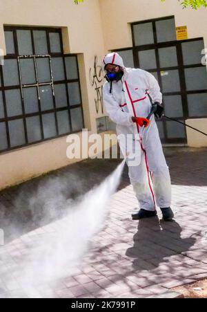 Albufeira, Portugal, 2 avril 2020 - les gens nettoient les rues d'Albufeira. Le Portugal est le pays le moins touché par Covid-19 en Europe Banque D'Images