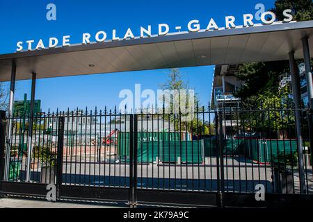 Vue générale sur l'entrée du stade de tennis Roland Garros. La Fédération française de tennis a décidé d'annuler le tournoi de 2020 qui devait avoir lieu en mai et juin pour le reporter à 20 septembre à 04 octobre 2020. Banque D'Images