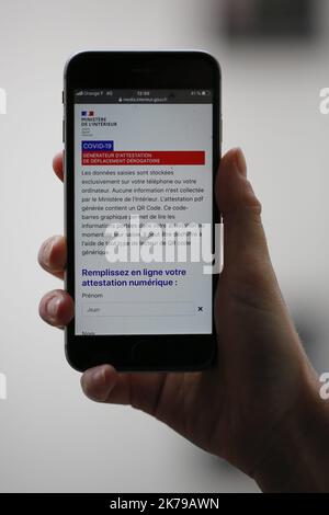 Une illustration photo montre la nouvelle application téléphonique du ministère de l'intérieur français permettant de créer un bordereau d'autorisation numérique avec un code QR, appelé « attestation Derogatoire », nécessaire pour justifier tous les voyages à l'extérieur pendant le confinement, à Paris, en France. 06.04.2020 Banque D'Images