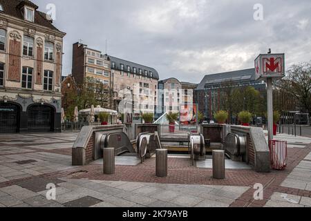 Â©PHOTOPQR/VOIX DU NORD/PASCAL BONNIERE ; 06/04/2020 ; LILLE 06.04.2020 coronavirus , Covid-19 , place Rihour , métro .PHOTO PASCAL BONNIERE / LA VOIX DU NORD -CORONAVIRUS/ la ville de Lille, dans le Nord de la France, est déserte. Banque D'Images