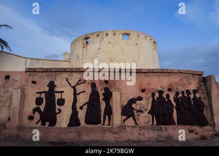 Vue d'été du château des esclaves du Cap Coast sur la côte de l'océan Atlantique au Ghana, en Afrique de l'Ouest Banque D'Images