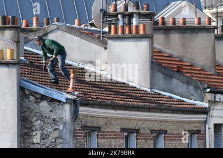 / 10/04/2020 - France / Ile-de-France (région) / Paris - coronavirus / Covid 19 en période d'épidémie de coronavirus, les ingénieurs en chauffage continuent de prendre des risques doubles sur les toits, à Malakoff, hauts de Seine, France. Banque D'Images