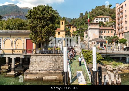 Tremezzo, Lombardie, Italie - 5 septembre 2022: La jetée du village Tremezzo avec les touristes attendent le ferry pour visiter le lac C. Banque D'Images