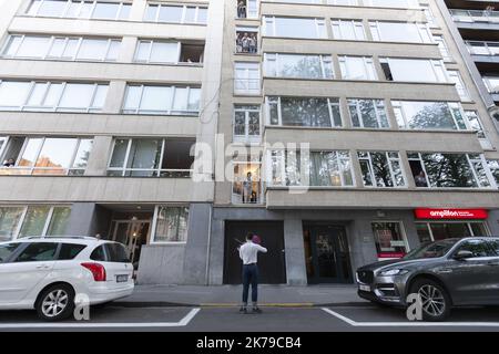 Belgique / Bruxelles / Bruxelles - Un jeune homme joue le violon dans la rue pour ses voisins dans des bâtiments et en soutien au personnel infirmier. Banque D'Images