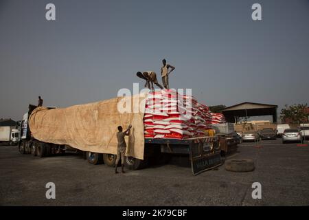 Sénégal / Dakar / Dakar - la plate-forme logistique du port autonome de Dakar, situé derrière la Marine française, a été le point choisi par le Président de la République Macky Sall pour lancer officiellement le début du transport de l'aide alimentaire gouvernementale à l'intérieur du pays, Dans le cadre du plan de résilience du coronavirus. Banque D'Images