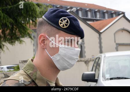 Clermont Ferrand, France, avril 13th 2020 - les soldats distribuent des masques dans une maison de retraite en hiche pour les personnes les plus vulnérables Banque D'Images