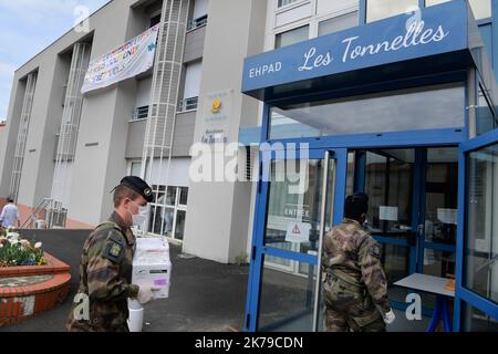 Clermont Ferrand, France, avril 13th 2020 - les soldats distribuent des masques dans une maison de retraite en hiche pour les personnes les plus vulnérables Banque D'Images