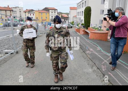 Clermont Ferrand, France, avril 13th 2020 - les soldats distribuent des masques dans une maison de retraite en hiche pour les personnes les plus vulnérables Banque D'Images