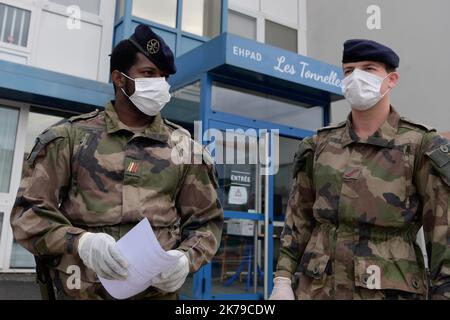 Clermont Ferrand, France, avril 13th 2020 - les soldats distribuent des masques dans une maison de retraite en hiche pour les personnes les plus vulnérables Banque D'Images