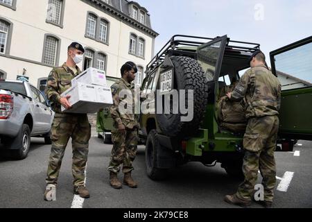 Clermont Ferrand, France, avril 13th 2020 - les soldats distribuent des masques dans une maison de retraite en hiche pour les personnes les plus vulnérables Banque D'Images