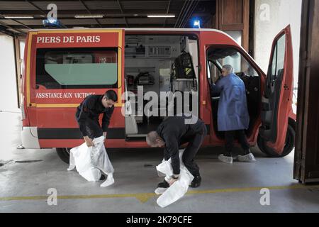 Pompiers militaires français du BSPP (Brigade des Sapeurs pompiers de Paris) d'Ivry sur Seine (Paris-banlieue) au travail pendant l'épidemème covid-19 Banque D'Images