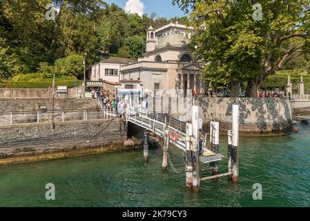 Tremezzina, Lombardie, Italie - 5 septembre 2022: La jetée de la villa Carlotta dans le village de Tremezzina avec les touristes attendent le ferry pour Banque D'Images