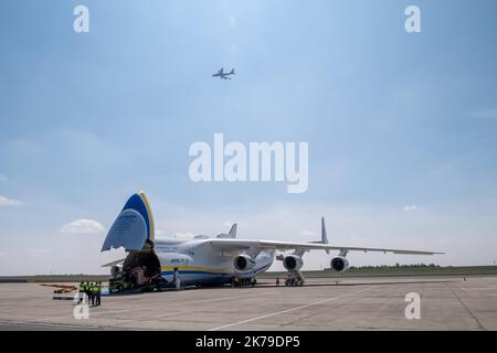 Un Mriya ukrainien Antonov an-225 en provenance de Chine livrant 8,6 millions de masques faciaux et 150 tonnes d'équipements sanitaires commandés par un client privé, à l'aéroport de Paris-Vatry à Bussy Lettree, sur 19 avril 2020 Banque D'Images