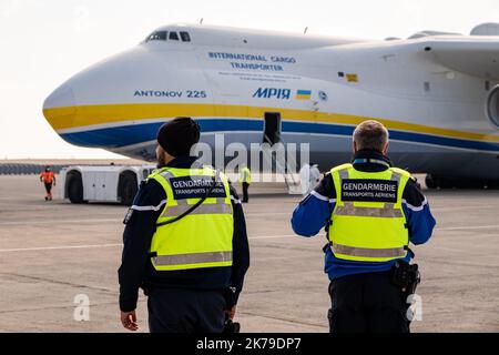 Un Mriya ukrainien Antonov an-225 en provenance de Chine livrant 8,6 millions de masques faciaux et 150 tonnes d'équipements sanitaires commandés par un client privé, à l'aéroport de Paris-Vatry à Bussy Lettree, sur 19 avril 2020 Banque D'Images