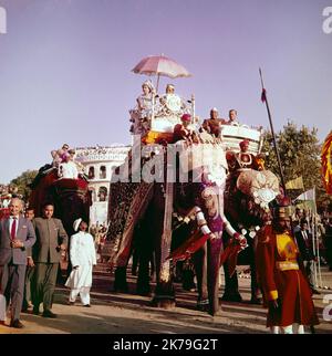 Une photographie couleur vintage montrant la reine Elizabeth II sur le dos d'un éléphant décoré avec soin à Katmandou, pendant son voyage en Asie en 1961. Banque D'Images