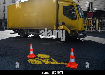 Â©Julien Mattia / le Pictorium / MAXPPP - dans la lutte contre la crise Covid-19, les agents de la société Signature peignent les nouveaux marquages routiers pour les pistes cyclables temporaires, le seul moyen de transport public alternatif, à Malakoff sur 06 mai 2020. Banque D'Images