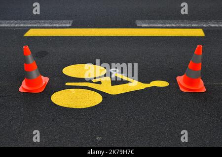 Â©Julien Mattia / le Pictorium / MAXPPP - dans la lutte contre la crise Covid-19, les agents de la société Signature peignent les nouveaux marquages routiers pour les pistes cyclables temporaires, le seul moyen de transport public alternatif, à Malakoff sur 06 mai 2020. Banque D'Images