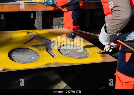 Â©Julien Mattia / le Pictorium / MAXPPP - dans la lutte contre la crise Covid-19, les agents de la société Signature peignent les nouveaux marquages routiers pour les pistes cyclables temporaires, le seul moyen de transport public alternatif, à Malakoff sur 06 mai 2020. Banque D'Images