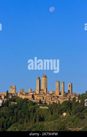 La ville médiévale fortifiée de San Gimignano (province de Sienne) en Toscane, Italie, peu après le lever du soleil Banque D'Images