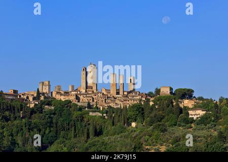 La ville médiévale fortifiée de San Gimignano (province de Sienne) en Toscane, Italie, peu après le lever du soleil Banque D'Images