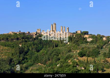 La ville médiévale fortifiée de San Gimignano (province de Sienne) en Toscane, Italie, peu après le lever du soleil Banque D'Images