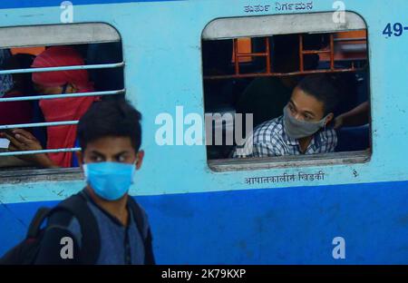 Inde / Tripura / Agartala - arrivée du premier train de confinement à la gare d'Agartala, capitale de l'État de Tripura, dans le nord-est de l'Inde. Le train a quitté 10 mai avec environ 1 200 passagers de Bangalore. Après l'arrivée, chaque passager a été examiné et échantillonné selon les méthodes de sélection aléatoire. Ils seront à la maison dans 14 jours Banque D'Images