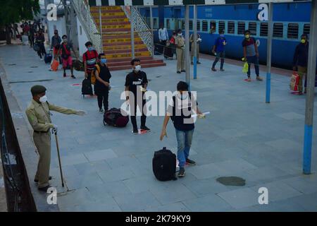 Inde / Tripura / Agartala - arrivée du premier train de confinement à la gare d'Agartala, capitale de l'État de Tripura, dans le nord-est de l'Inde. Le train a quitté 10 mai avec environ 1 200 passagers de Bangalore. Après l'arrivée, chaque passager a été examiné et échantillonné selon les méthodes de sélection aléatoire. Ils seront à la maison dans 14 jours Banque D'Images