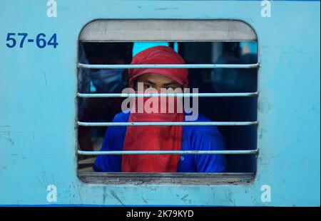 Inde / Tripura / Agartala - arrivée du premier train de confinement à la gare d'Agartala, capitale de l'État de Tripura, dans le nord-est de l'Inde. Le train a quitté 10 mai avec environ 1 200 passagers de Bangalore. Après l'arrivée, chaque passager a été examiné et échantillonné selon les méthodes de sélection aléatoire. Ils seront à la maison dans 14 jours Banque D'Images