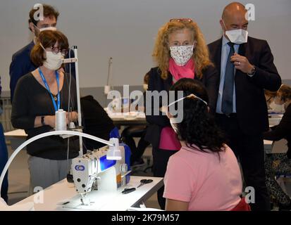 Marseille, France, mai 15th 2020 - Nicole Belloubet, ministre de la Justice, visite la prison de Baumettes. Certains détenus sont des masques cousus pour la pandémie de Covid-19 Banque D'Images