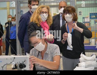 Marseille, France, mai 15th 2020 - Nicole Belloubet, ministre de la Justice, visite la prison de Baumettes. Certains détenus sont des masques cousus pour la pandémie de Covid-19 Banque D'Images