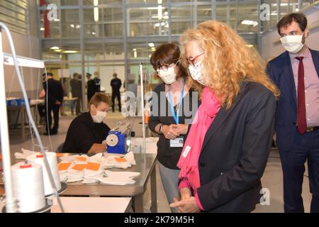 Marseille, France, mai 15th 2020 - Nicole Belloubet, ministre de la Justice, visite la prison de Baumettes. Certains détenus sont des masques cousus pour la pandémie de Covid-19 Banque D'Images