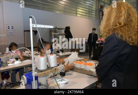 Marseille, France, mai 15th 2020 - Nicole Belloubet, ministre de la Justice, visite la prison de Baumettes. Certains détenus sont des masques cousus pour la pandémie de Covid-19 Banque D'Images