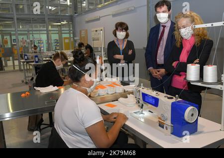 Marseille, France, mai 15th 2020 - Nicole Belloubet, ministre de la Justice, visite la prison de Baumettes. Certains détenus sont des masques cousus pour la pandémie de Covid-19 Banque D'Images