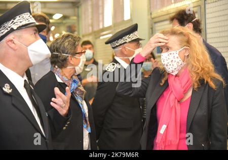 Marseille, France, mai 15th 2020 - Nicole Belloubet, ministre de la Justice, visite la prison de Baumettes. Certains détenus sont des masques cousus pour la pandémie de Covid-19 Banque D'Images