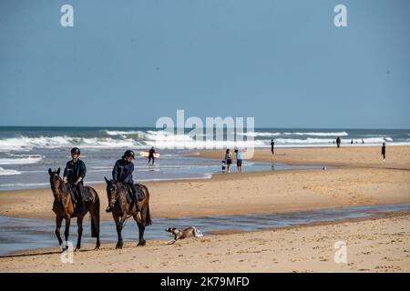 Après la longue période de confinement, le gouvernement a autorisé la réouverture des plages. Les plages de Gironde sur la côte Atlantique Banque D'Images