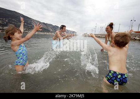 France, 16th 2020 mai - Covid-19 / les plages rouvrent en France avec restrictions Â©PHOTOPQR/NICE MATIN/Jean França Ottonello ; Monaco ; 16/05/2020 ; OTTONELLO JEAN-FRANÇOIS - samedi 16 mai 2020 Ã Menton - la Baignade en mer Ã nouveau autoritéé , plage des Sablici. - Menton, France, mai 16th 2020 - Covid-19 / les plages rouvrent en France avec restrictions Banque D'Images