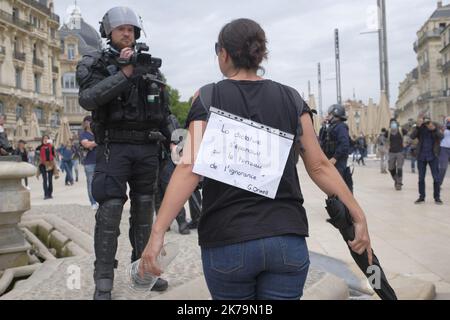 Marseille, France, mai 16th 2020 - Covid-19 / pour le week-end 1st de la définition, les vestes jaunes démontrent même si elle a été interdit éGiacomo Italiano/MAXPPP - scènes pendant la démonstration des gilets jaunes, 5 jours après la définition, ainsi certains manifestants et les forces de police portent des masques. France, Montpellier, 16 mai 2020. Scènes pendantes la manifestation des dorés jaunes, 5 jours après le déconditionnement, donc certains manifestes et forces de l'ordre portant des maques. France, Montpellier, 16 Mai 2020. Banque D'Images