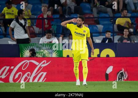 Valence, Espagne, 17 octobre 2022. Arnaut Danjuma de Villarreal célèbre après avoir marqué le but 1-0 lors du match espagnol de la Liga Santander entre Villarreal CF et CA Osasuna au stade Ciutat de Valencia. Photo de Jose Miguel Fernandez /Alamy Live News ) Banque D'Images