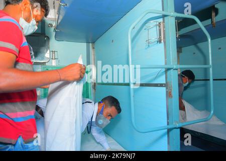 Tripura / Agartala - travailleurs travaillant dans les cabines d'un wagon transformé en une salle d'isolement pour les patients de COVID-19, lors d'un confinement national imposé par le gouvernement comme mesure préventive contre le COVID-19, à la frontière de Joipur, à cinq kilomètres d'Agartala. Capitale de l'État de Tripura, au nord-est de l'Inde. Banque D'Images